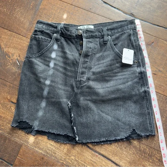 NWT- Free People Brea Cut Off dark Denim
Skirt size 28 - Picture 12 of 13
